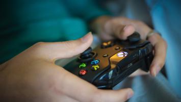 Joueur avec une manette de jeu