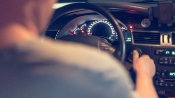 Les mains sur le volant