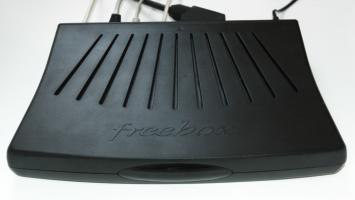 Freebox_dessus_face