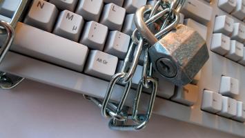 clavier entouré d'une chaine et cadenassé