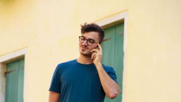 présent au téléphone